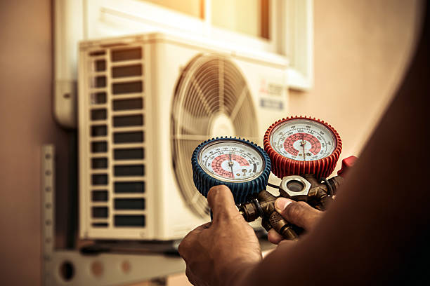 Professional Hvac technician working in Congerville, IL